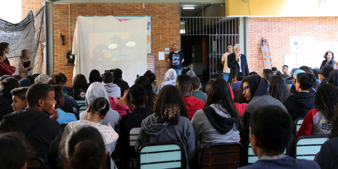 O assessor da Diretoria-Geral apresentou aos alunos um vídeo com uma fábula (Foto: Thiago Rios Gomes)
